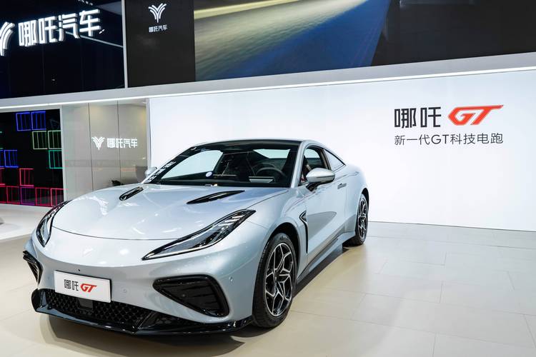 东莞128哪吒汽车在智能汽车领域的表现，领途汽车在新能源汽车市场中的影响力